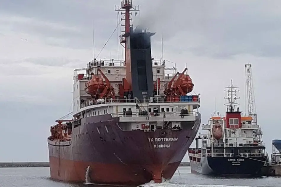 La nave Tk Rotterdam lascia il porto di Oristano