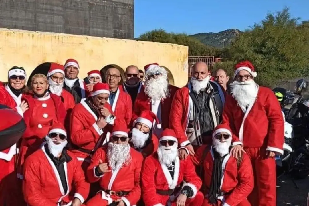 I "Babbi Natale in moto" di Portoscuso (foto Pani)