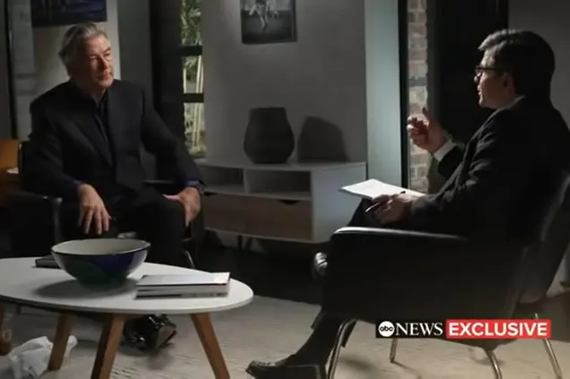 Alec Baldwin durante l'intervista (Ansa)