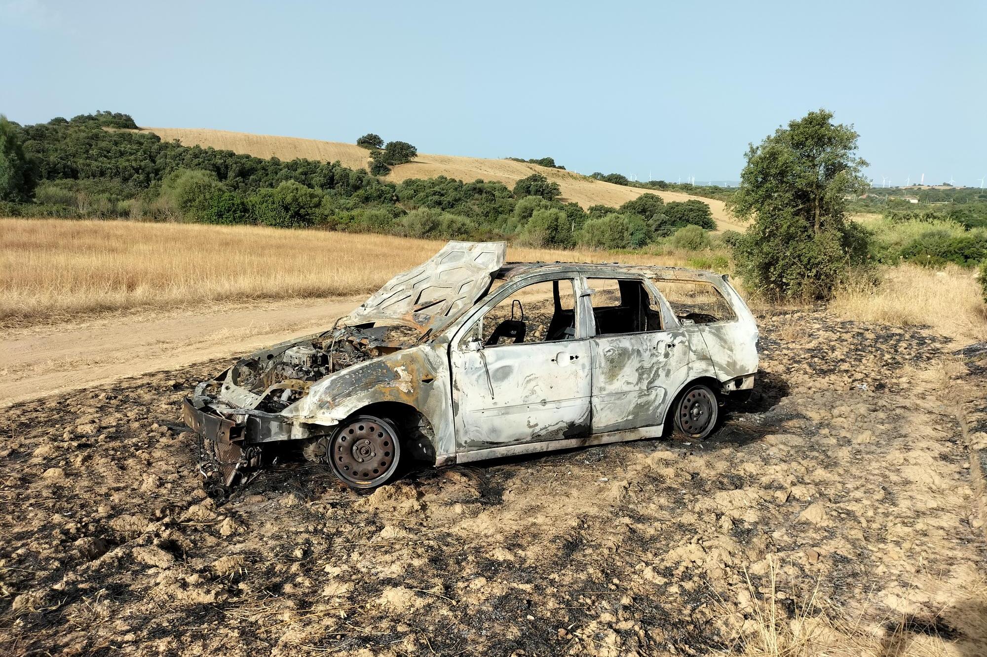 Carbonia, Auto auf dem Land in Brand gesteckt: Es ist die fünfzehnte Folge seit Anfang des Jahres