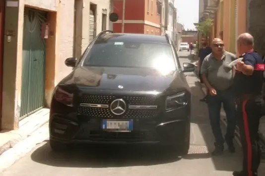 L'arrivo del medico legale Roberto Demontis (Foto Raffaele Serreli)