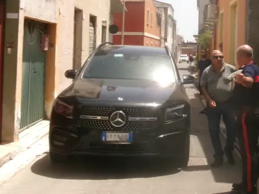 L'arrivo del medico legale Roberto Demontis (Foto Raffaele Serreli)