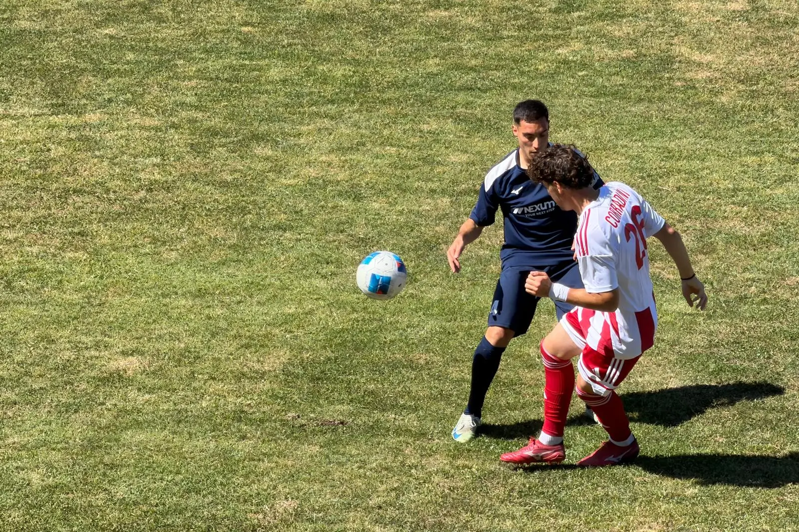 Samuele Saggia durante un contrasto con un giocatore dell'Anzio (foto Ilenia Giagnoni)