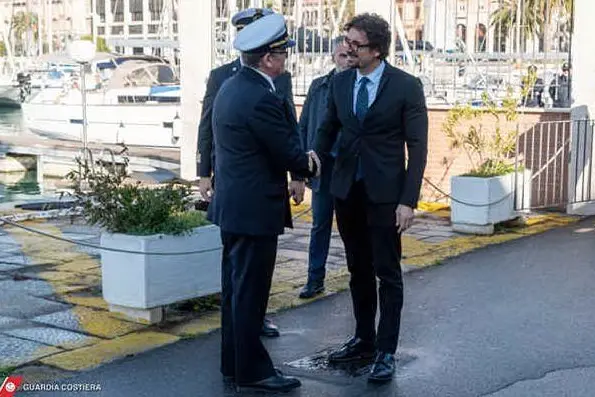 Il ministro Danino Toninelli alla Direzione marittima di Cagliari (foto Guardia costiera)