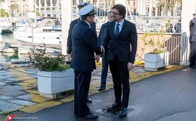 Il ministro Danino Toninelli alla Direzione marittima di Cagliari (foto Guardia costiera)