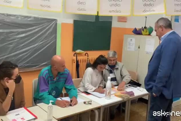 I leader politici ai seggi, De Magistris vota a Napoli