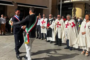 L'abbraccio tra il sindaco di La Maddalena e quello di Ajaccio (Foto Comune di La Maddalena)