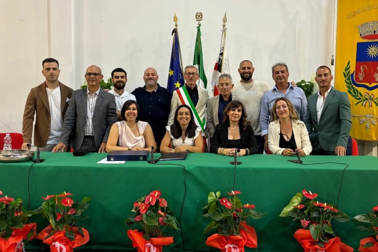 I consiglieri di maggioranza guidati dal sindaco Ignazio Addari (Foro concessa)