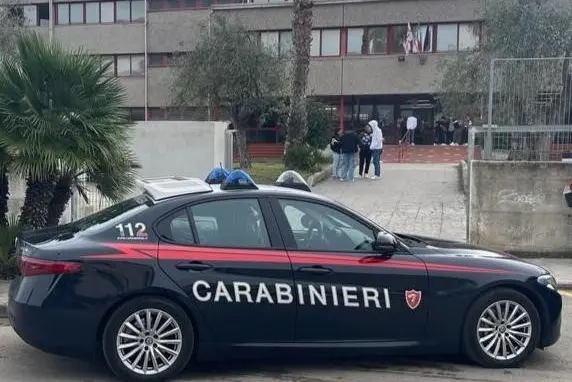 Carabinieri davanti al liceo (foto concessa)