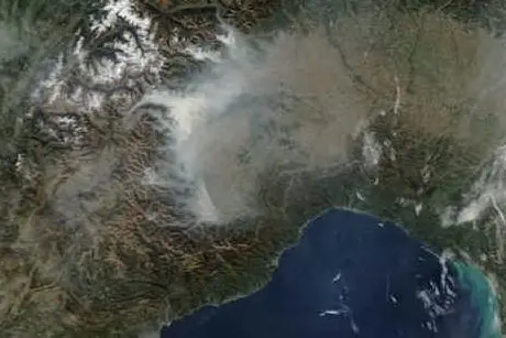 Il fumo visibile dal satellite (foto da Twitter)