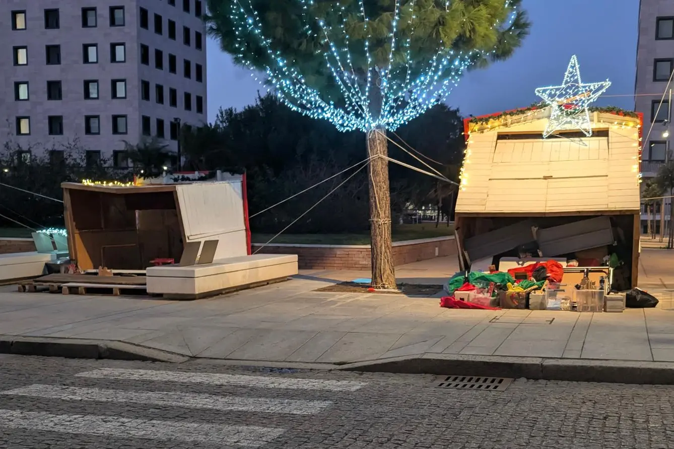 Le casette di Natale danneggiate dal vento in via Manno a Carbonia (foto Murru)