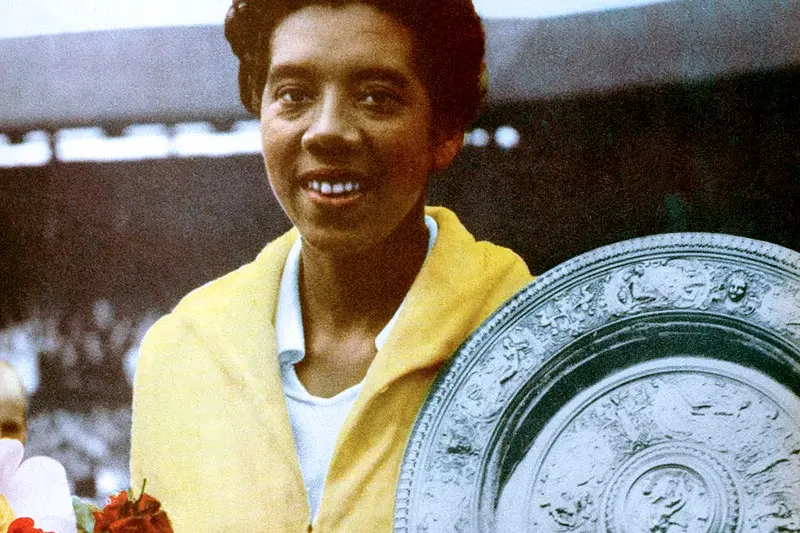 Esattamente 65 anni fa Althea Gibson vinceva il Torneo di Wimbledon, prima donna di colore a riuscire nell'impresa.  Era il 6 luglio 1957 e Althea, classe 1927, nata negli Usa, in Carolina del Sud, riuscì a battere in finale Darlene Hard per 6-3, 6-2, aggiudicandosi il prestigioso torneo di tennis inglese. A premiarla fu la Regina Elisabetta in persona.  Una vittoria che la catapultò nell'Olimpo del tennis e che rappresentò un riscatto per gli afroamericani. "Per arrivare a stringere la mano alla Regina d'Inghilterra la strada è stata lunga per chi è stata costretta a sedersi nella zona per i neri sull'autobus che porta nel centro di Wilmington, nella Carolina del Nord", ebbe a dire la Gibson dopo il trionfo.  Trionfo che non fu l'unico in carriera: la Gibson si aggiudicò Wimbledon anche nel 1958, dopo aver vinto il Roland Garros nel 1956 e due Us Open, sempre nel biennio d'oro 1957-58. (Unioneonline/l.f.)