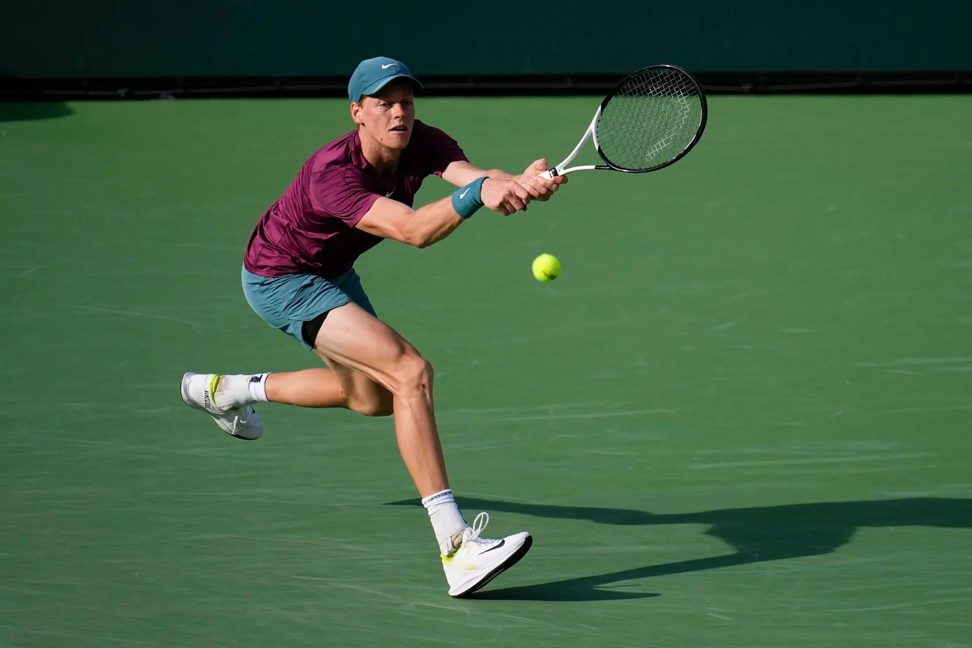 epa10531231 Jannik Sinner of Italy in action against Carlos Alcaraz of Spain during the men's semifinal round of the BNP Paribas Open tennis tournament at the Indian Wells Tennis Garden in Indian Wells, California, USA, 18 March 2023. EPA/RAY ACEVEDO
