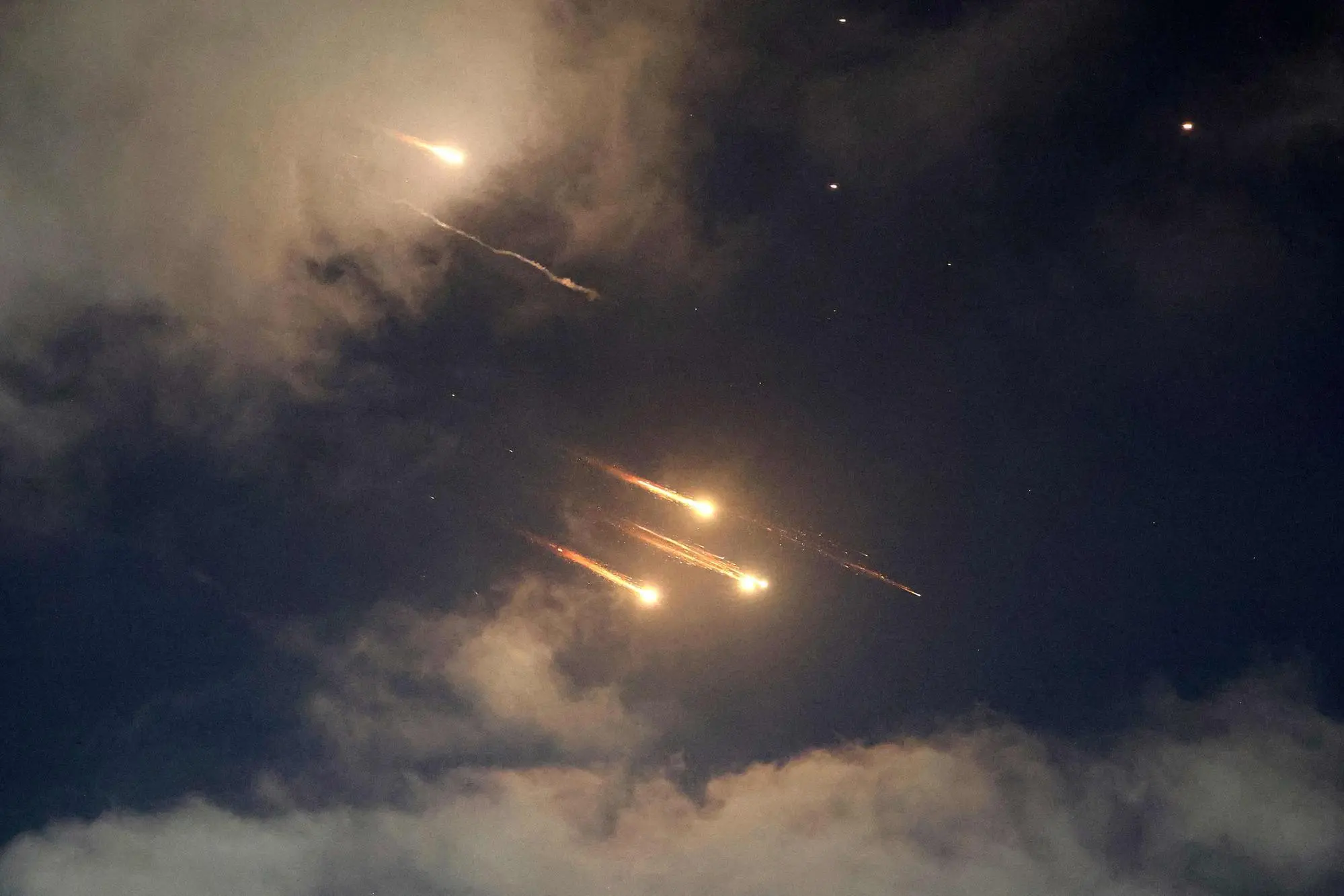 Missili nel cielo israeliano (Ansa-Afp)