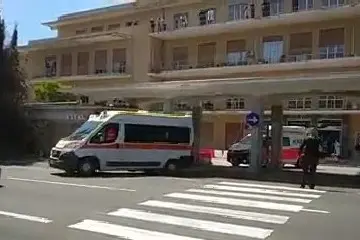 L'ambulanza (foto L'Unione Sarda - Tellini)
