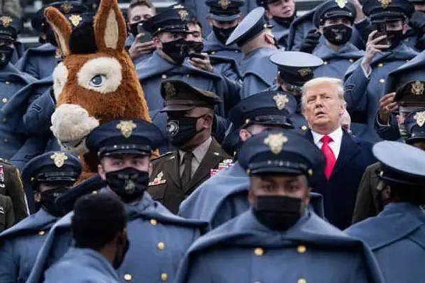 Donald Trump allo stadio senza mascherina