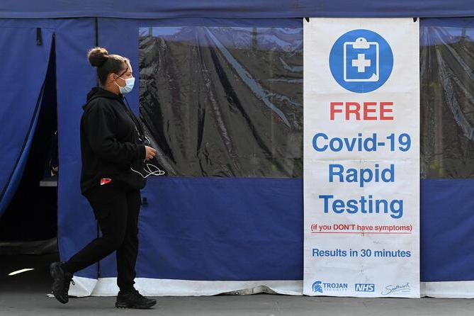 Covid: calo record di contagi e ricoveri in Gran Bretagna dopo tre mesi di “liberi tutti”