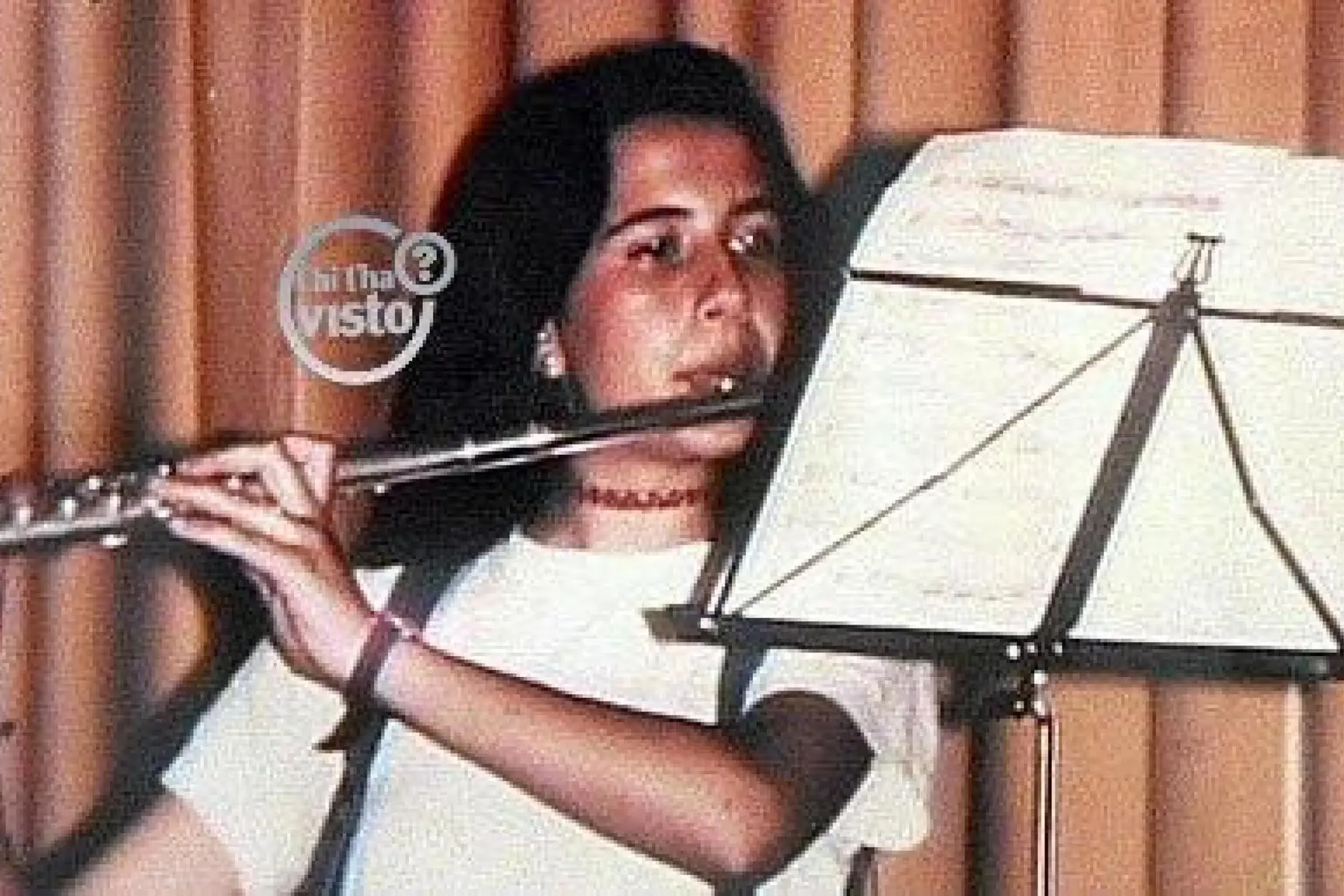 Nell'immagine tratta dal sito internet di "Chi l'ha visto?" Emanuela Orlandi mentre suona un flauto. ANSA/CHI L'HA VISTO? +++EDITORIAL USE ONLY - NO SALES+++ (NPK)