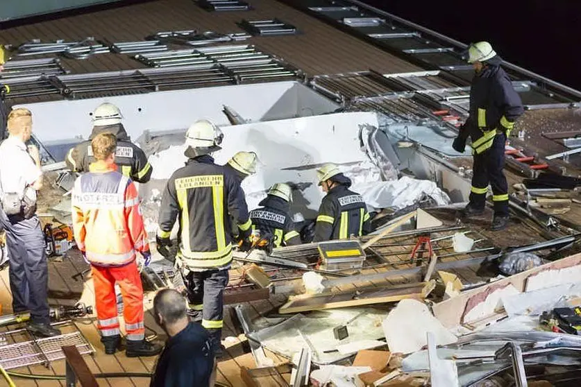 Tragedia in Germania, un battello è rimasto incastrato sotto un ponte: due le vittime