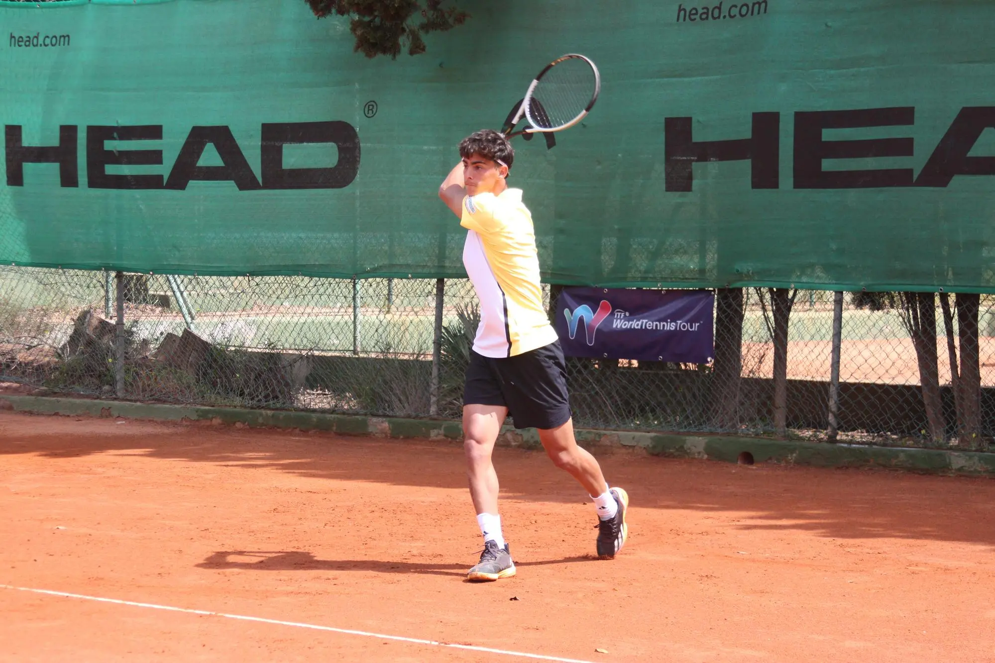 Un rovescio di Lorenzo Carboni (foto Antonio Burruni)