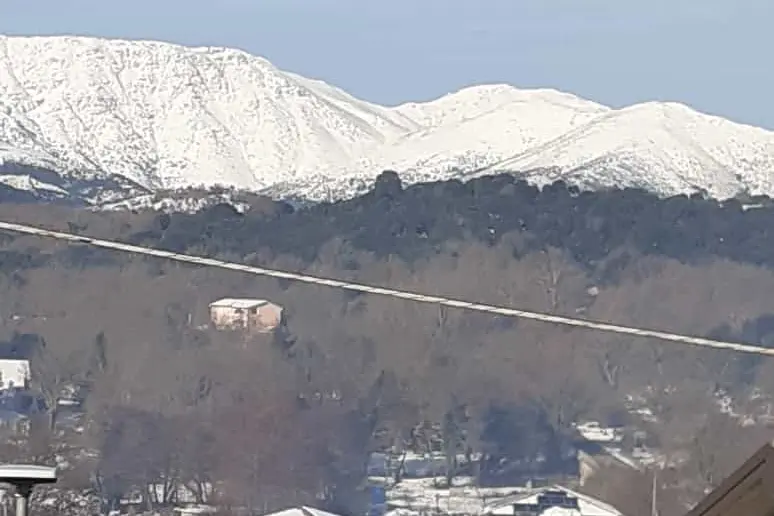 Le cime innevate del Gennargentu viste da Villanova Strisaili (foto Secci)