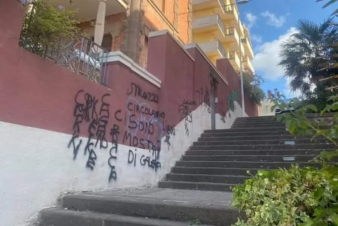 La scalinata di via Alagon imbrattata dagli incivili (foto L'Unione Sarda - Tellini)