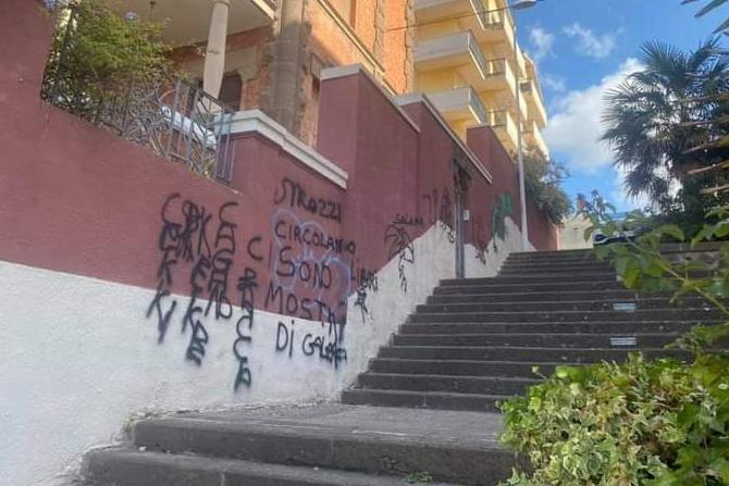 Sassari, vandali imbrattano la scalinata di via Alagon