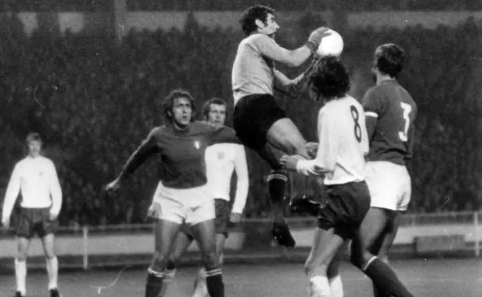Un intervento di Dino Zoff in area di rigore (Ansa)