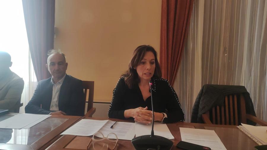 La Maddalena, niente spazi per il ricovero delle strutture stagionali: il Consiglio Comunale si rivolge alla Regione