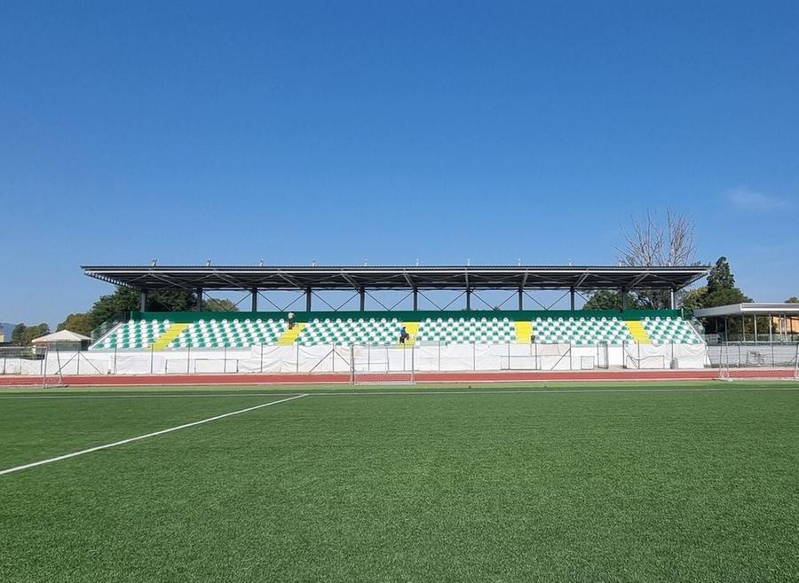 Nuova tribuna per il campo da calcio