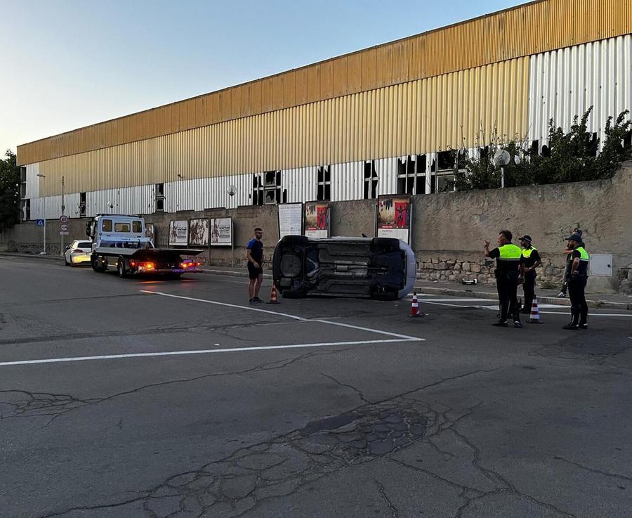 Auto si ribalta in via Po: nessun ferito