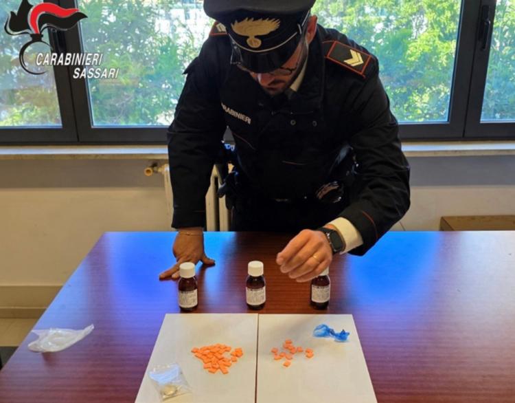 In casa cocaina, pasticche di ecstasy e metadone: arrestato a Stintino