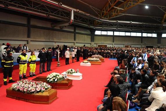 Il funerale delle vittime (Ansa - Fusco)
