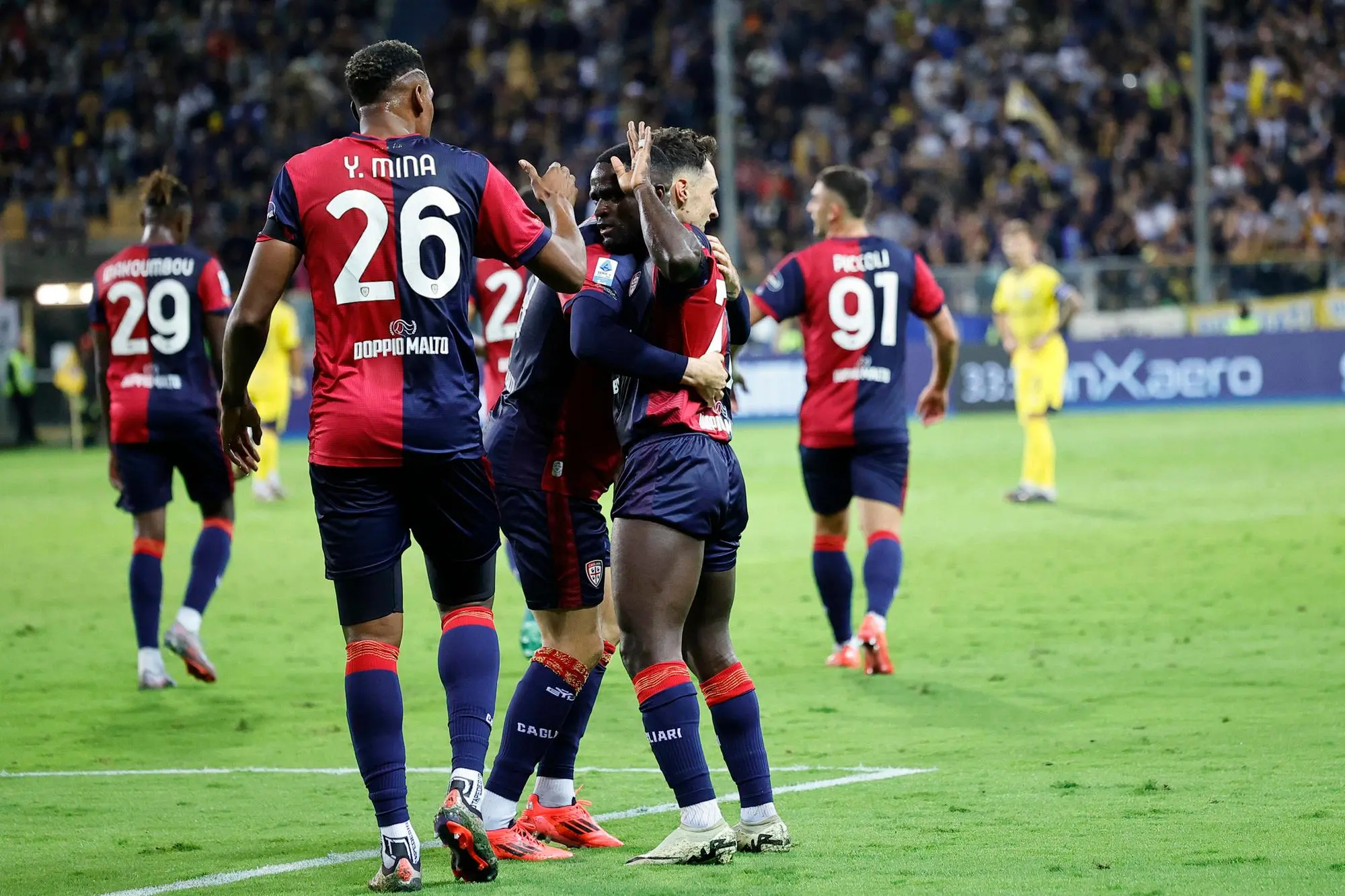 Il Cagliari esulta per uno dei gol segnati al Parma, quello di Nadir Zortea (foto Ansa)