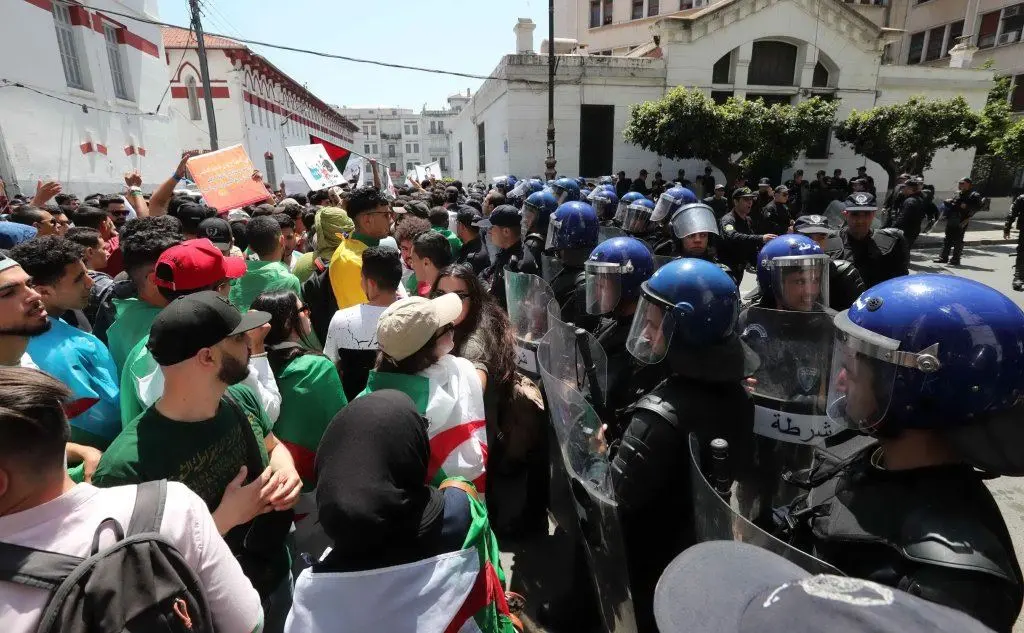La polizia blocca la manistazione degli studenti (Ansa)