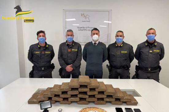 Sbarca a Olbia con 28 kg di cocaina purissima: arrestato