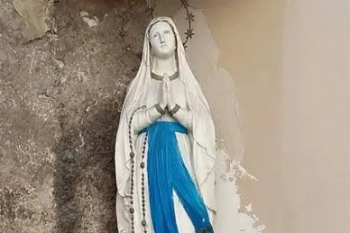 Una statua della Madonna (Ansa)