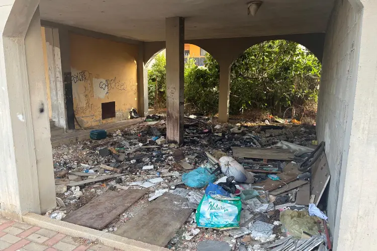 La distesa di rifiuti in via Loi a Porto Torres (foto Pala)