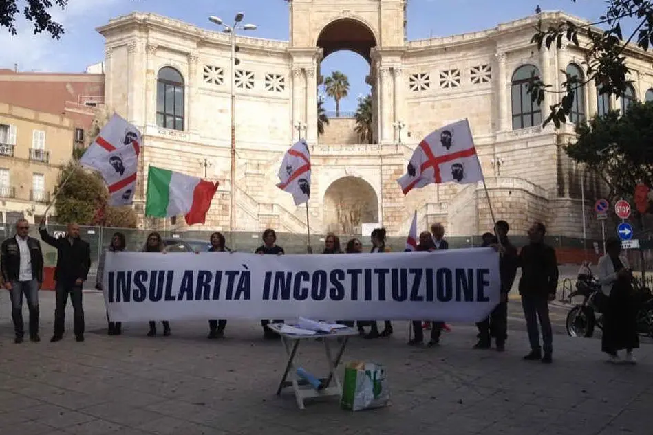 Uno striscione per l'insularità (Archivio L'Unione Sarda)