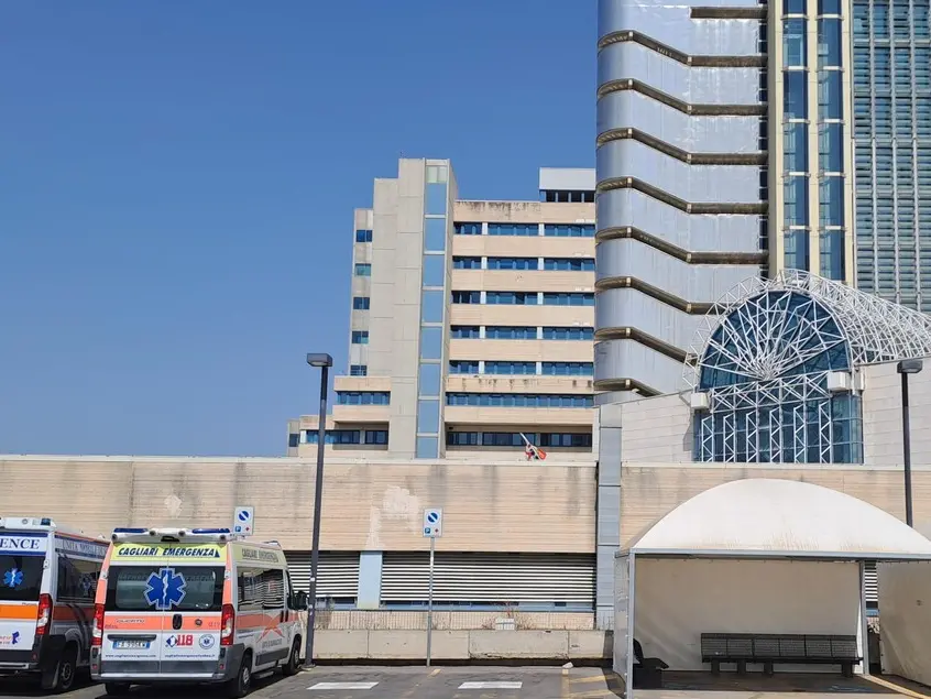 Cagliari: Ein 25-jähriger Mann wurde in Brotzu mit einer Wadenverletzung aufgefunden, bei der es sich vermutlich um eine Schussverletzung handelt. L'ospedale Brotzu