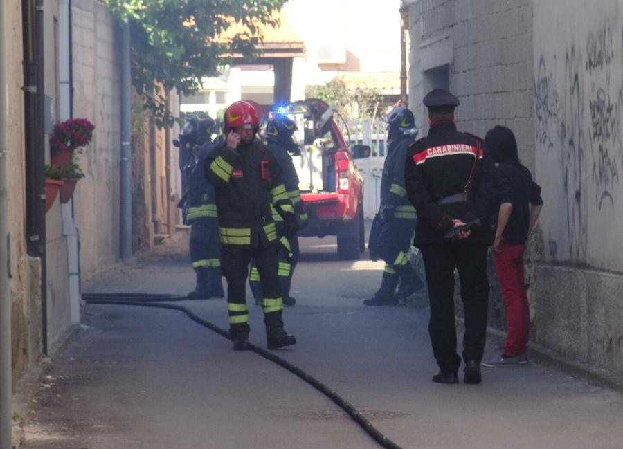 Incendio in un cortile, allarme in centro