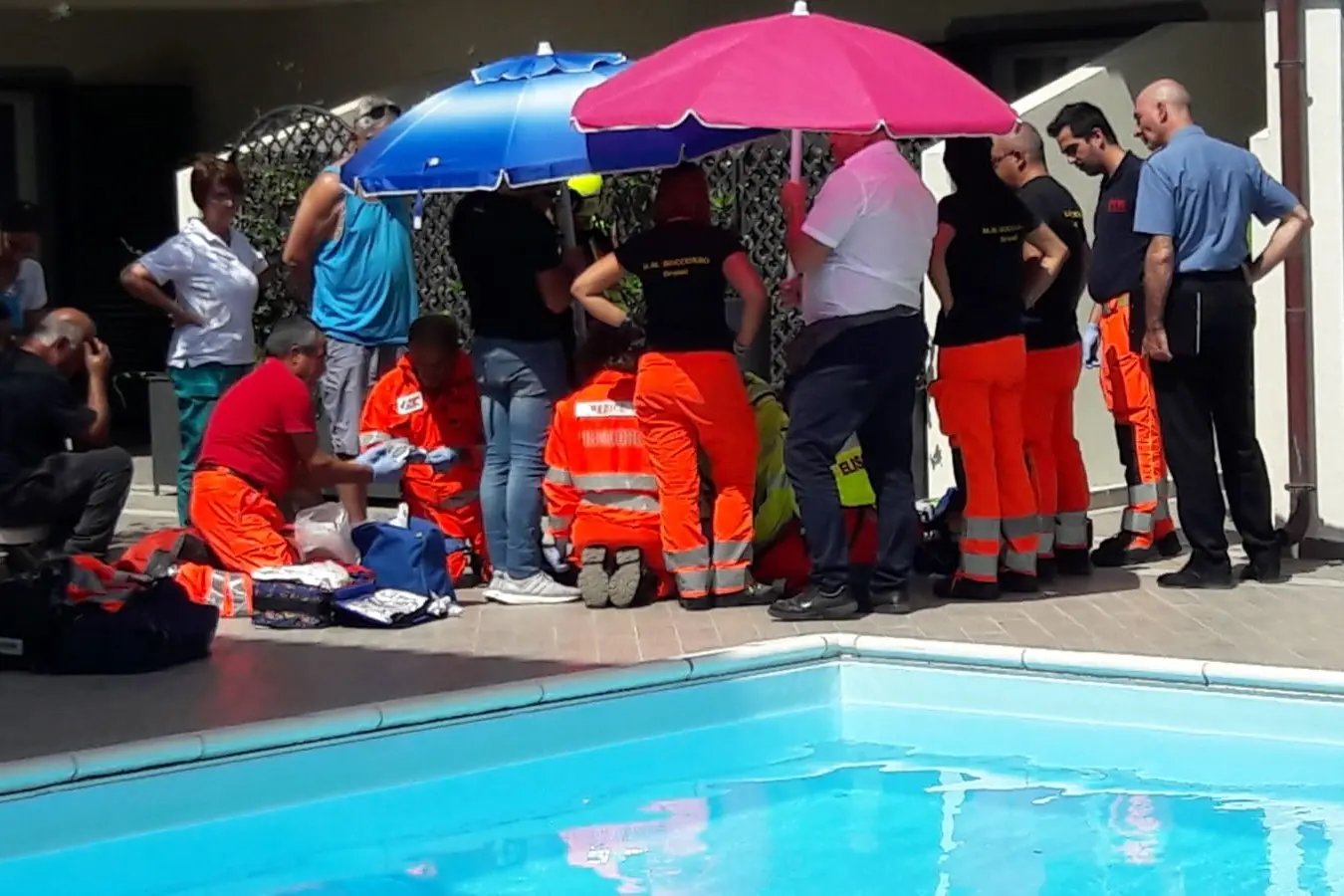 I soccorsi in piscina nel giorno della tragedia (Archivio L'Unione Sarda)