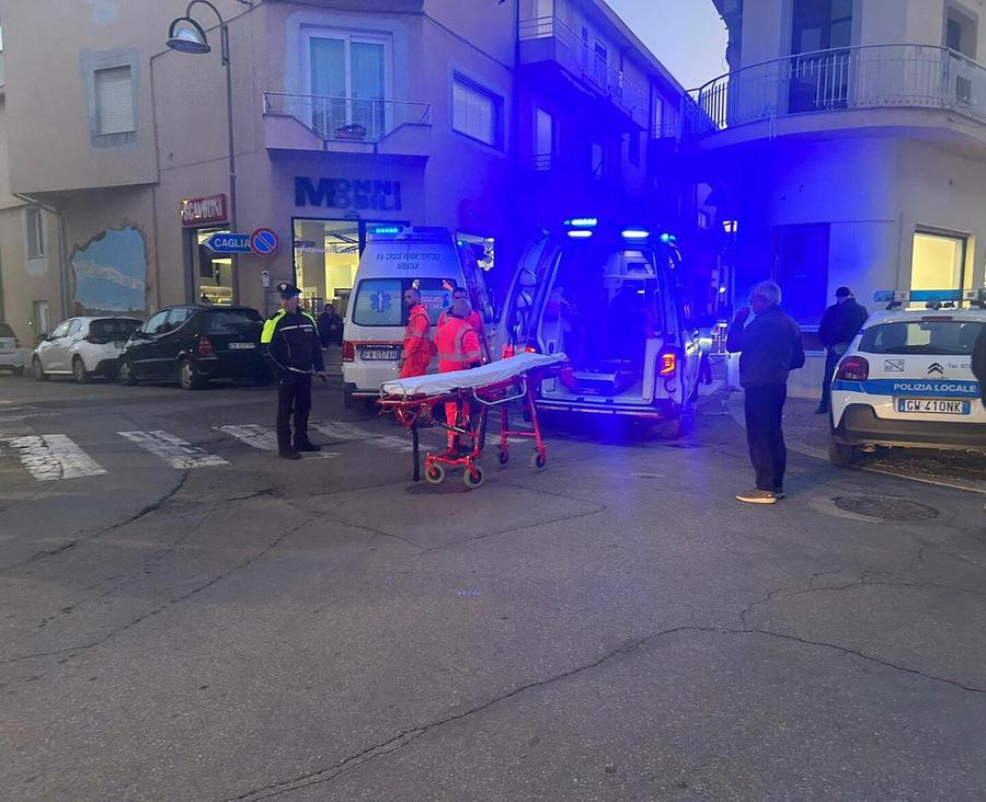 Donna investita da una moto mentre attraversa