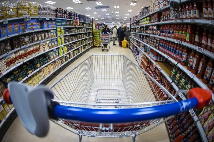 Minacciava di avvelenare acqua e cibo nei supermercati: arrestato (foto Ansa)
