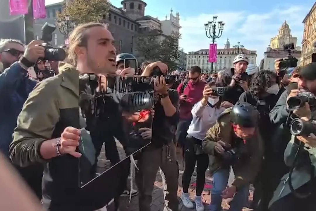 "Da piccolo volevi essere questo?" A Torino con uno specchio davanti agli agenti