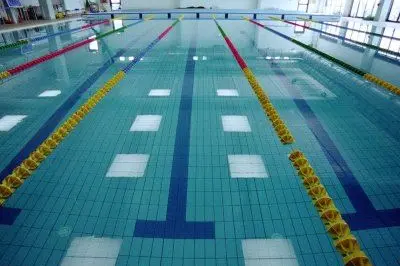 L'interno della piscina comunale di via San Benedetto, a Quartu