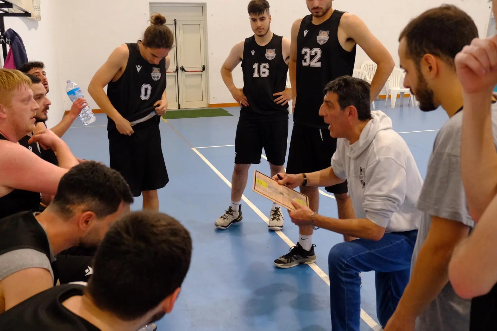 Paolo Massidda, coach del Basket Iglesias, durante un time out con la squadra (foto concessa dal Basket Iglesias)