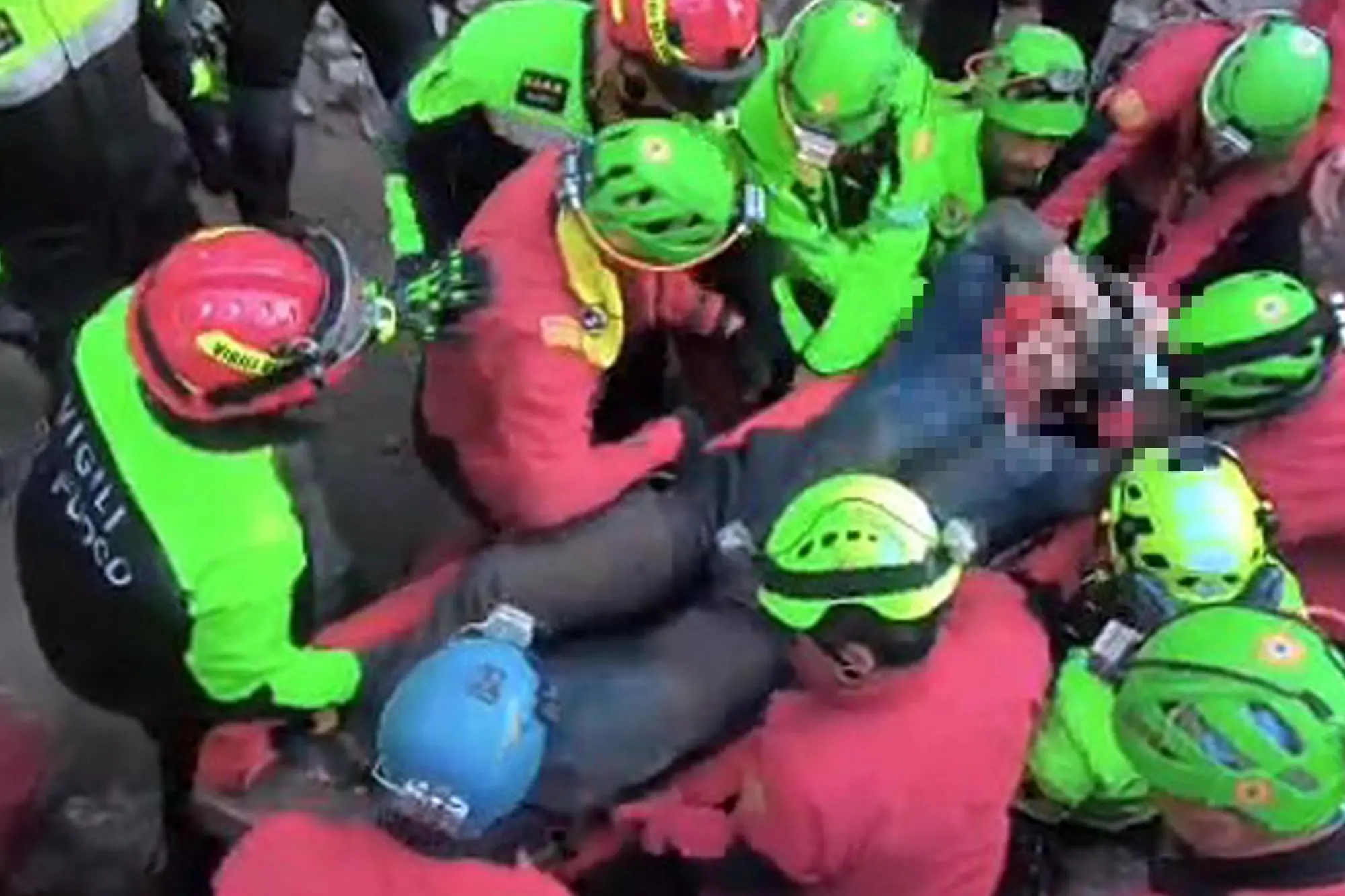 Il momento in cui Luca Olmetto è stato tratto in salvo (foto da frame video)
