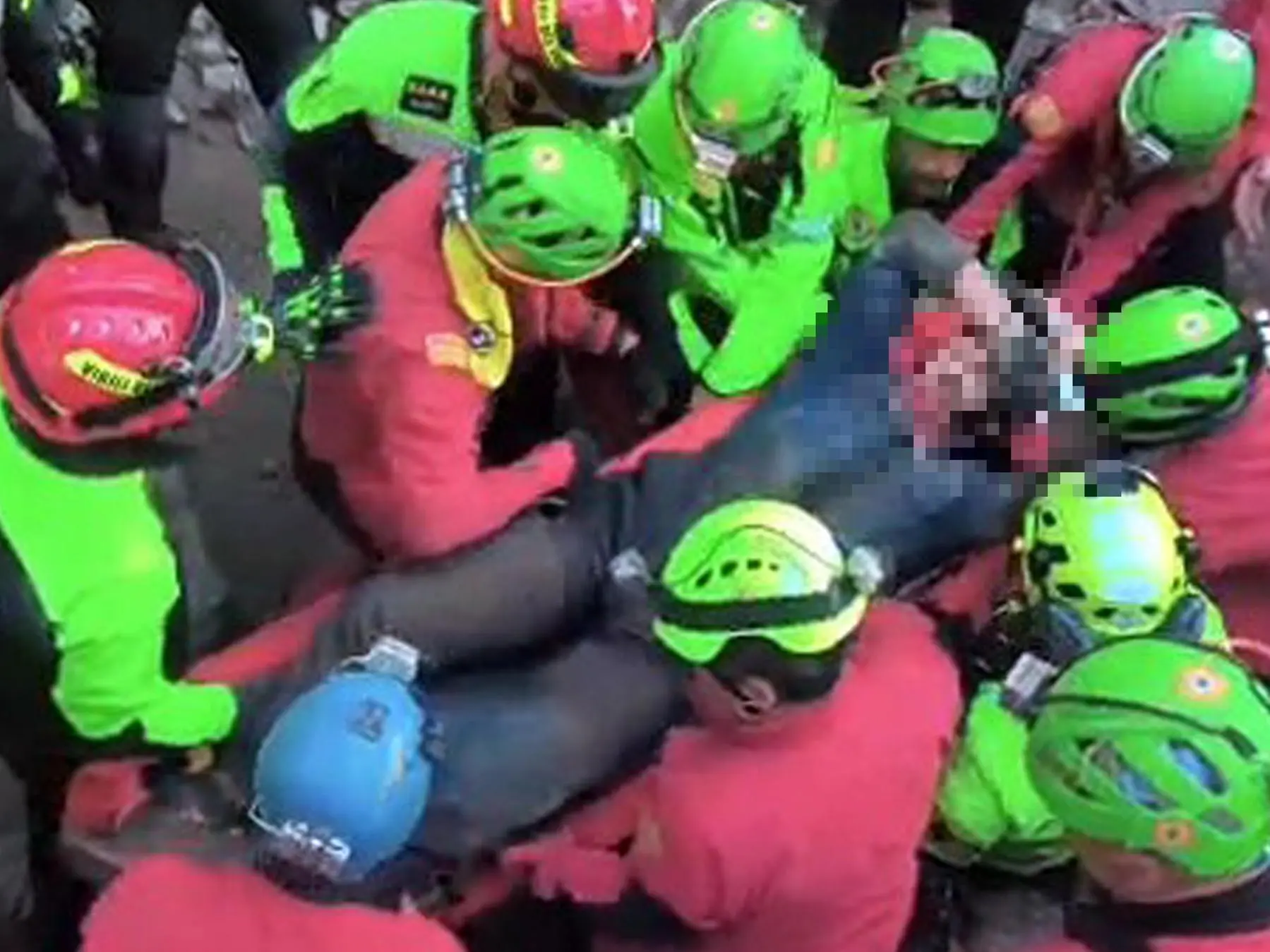 Il momento in cui Luca Olmetto è stato tratto in salvo (foto da frame video)