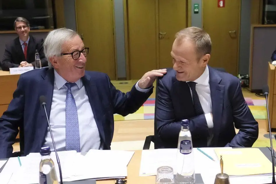 Il presidente della Commissione europea Jean-Claude Juncker con Donald Tusk presidente del Consiglio europeo (Ansa)